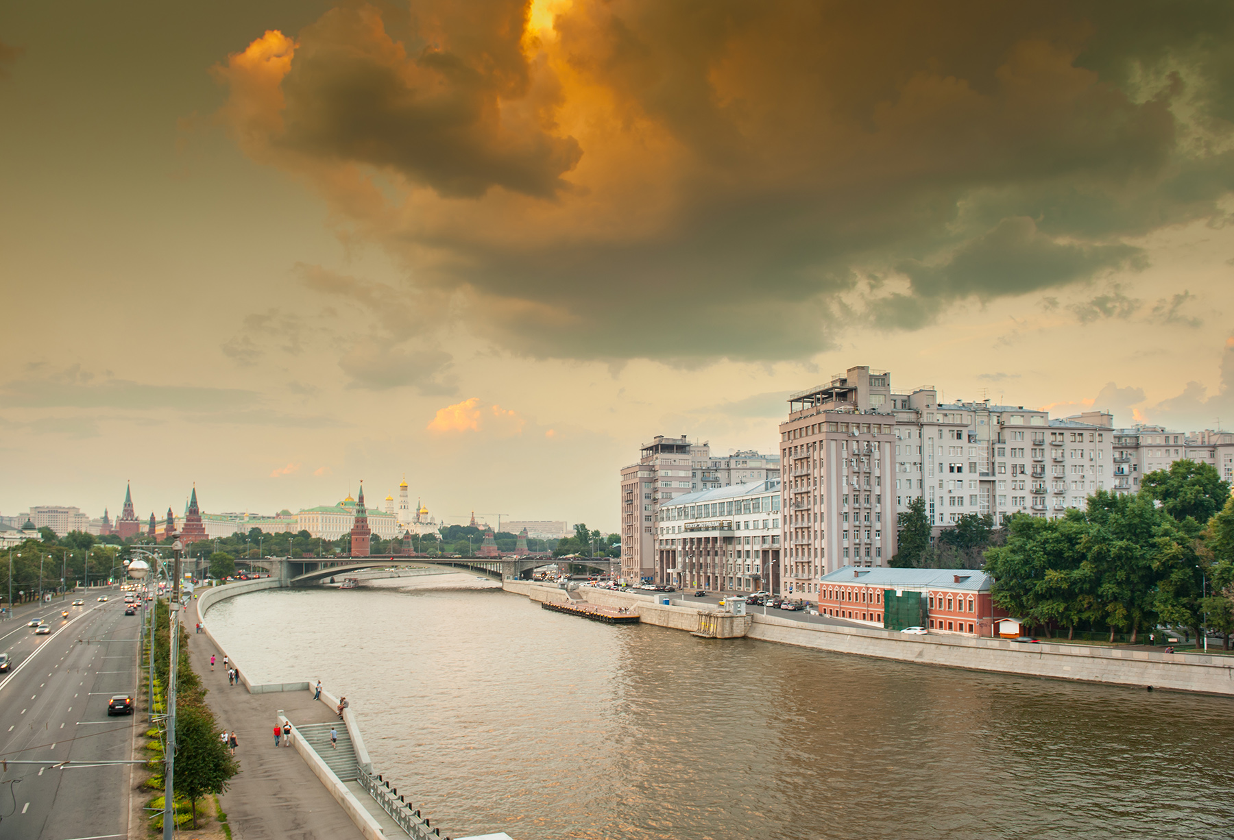 Центр Москвы с видом на Москву-реку, Пречистенскую набережную, Московский Кремль, Большой Каменный мост и Берсеневскую набережную 