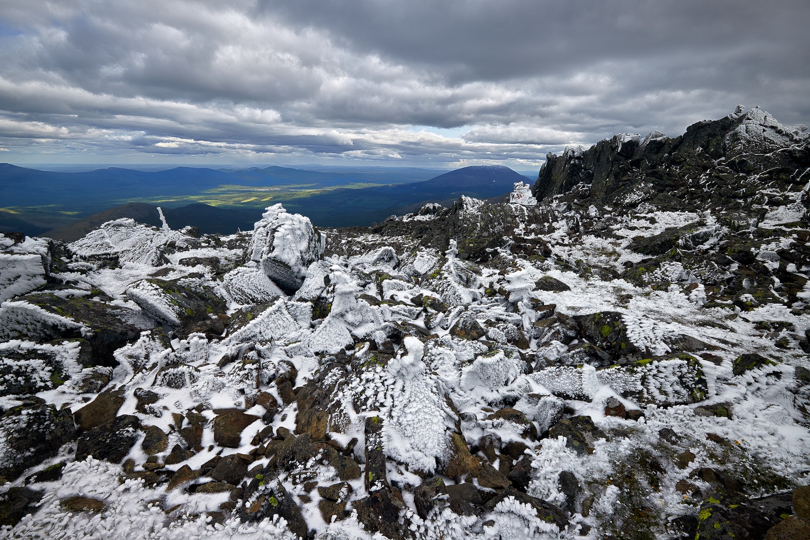 Июнь на вершине горы Конжаковский камень.