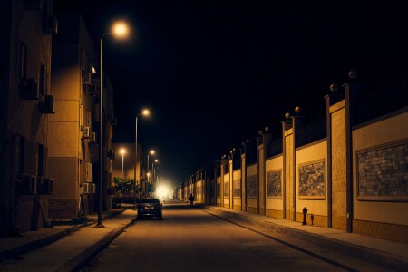 Гидрант, фонарь, незнакомец