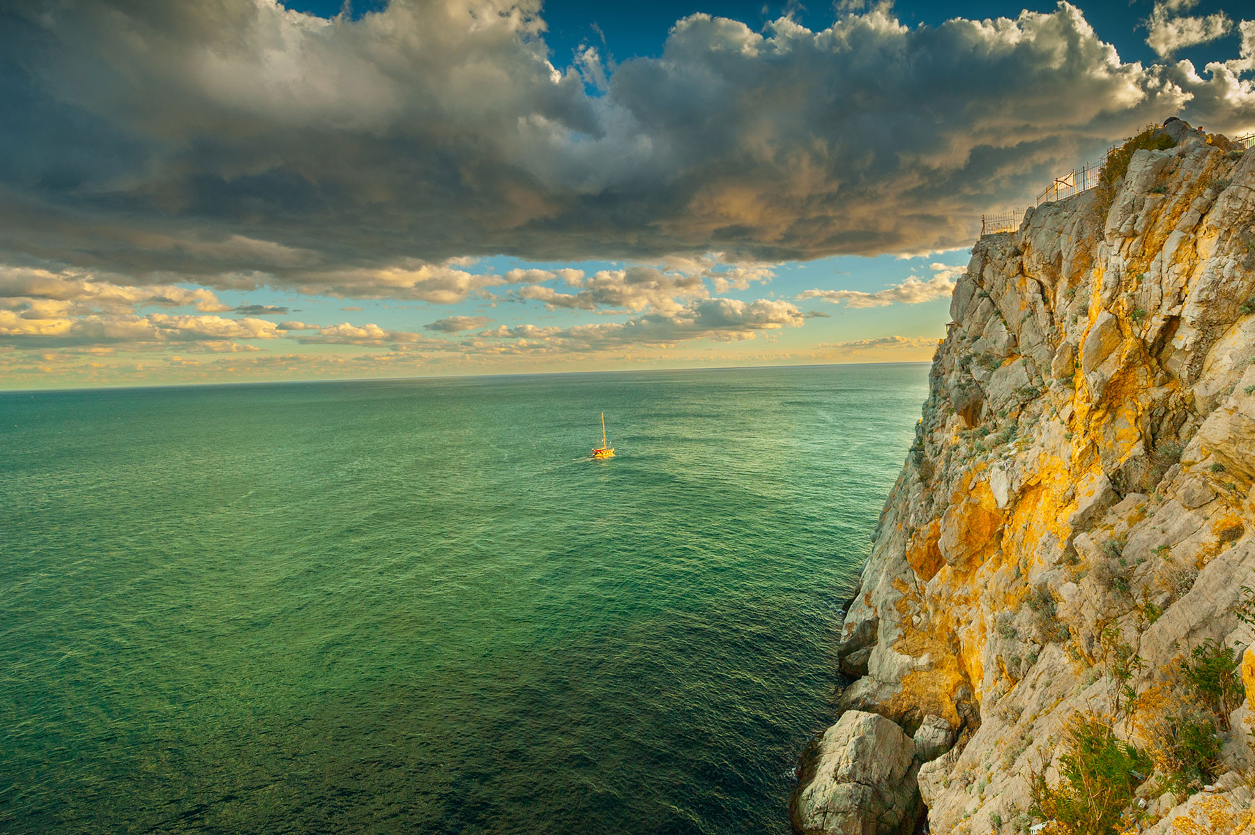 Яхта выходит в море. Морской фотопейзаж