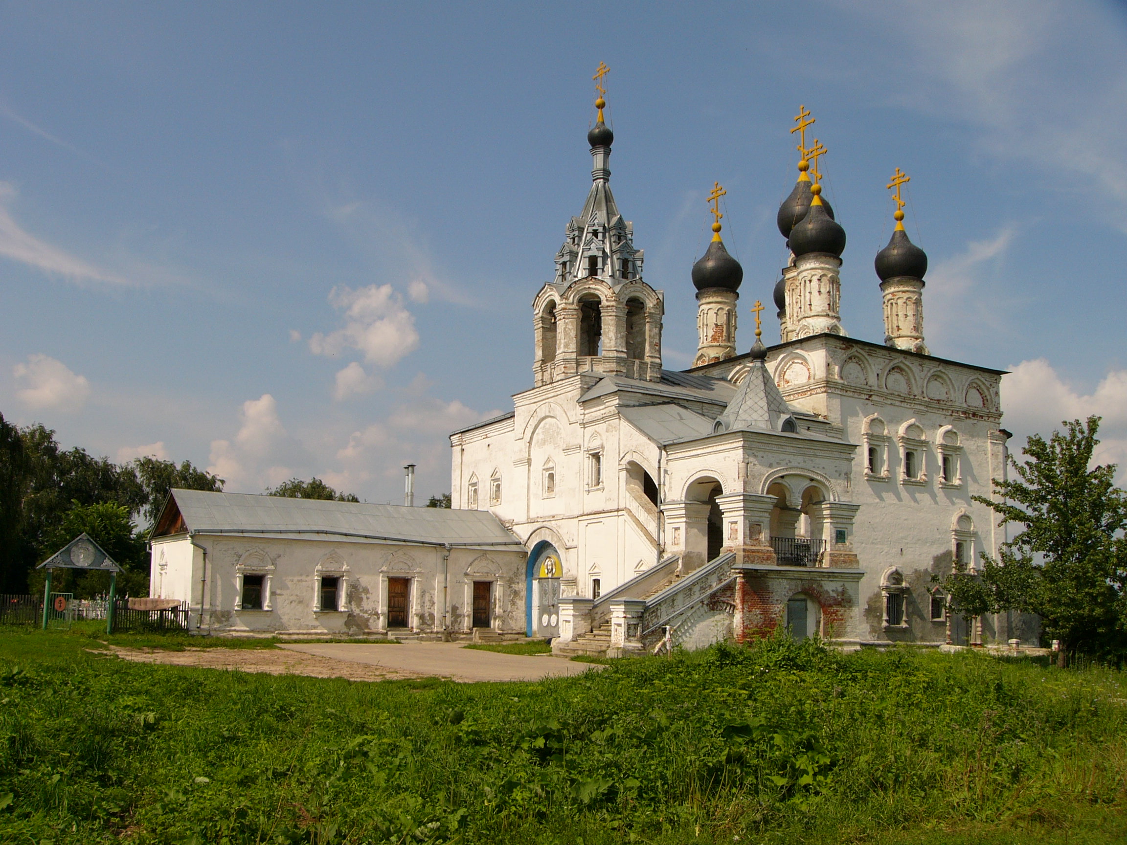 Деревенская церковь в Рязанской области.