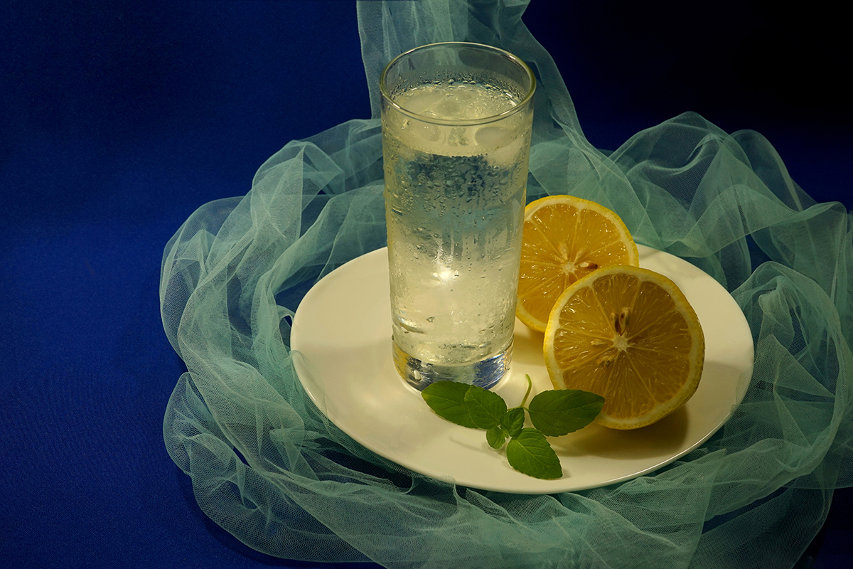 Стакан ледяной воды и лимон..