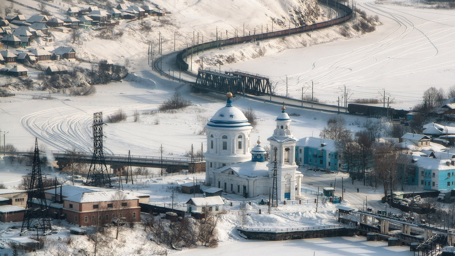 Едет поезд