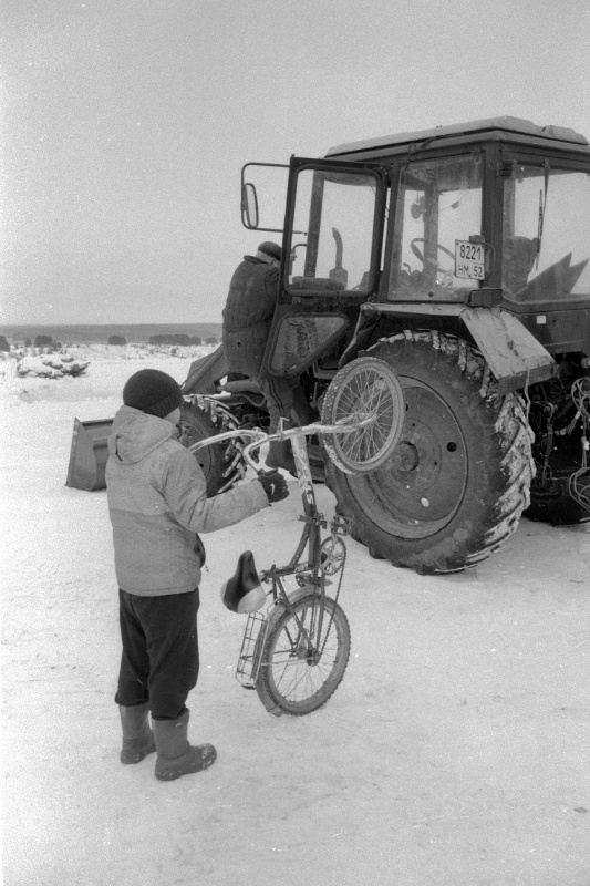 Велосипедист и тракторист. 