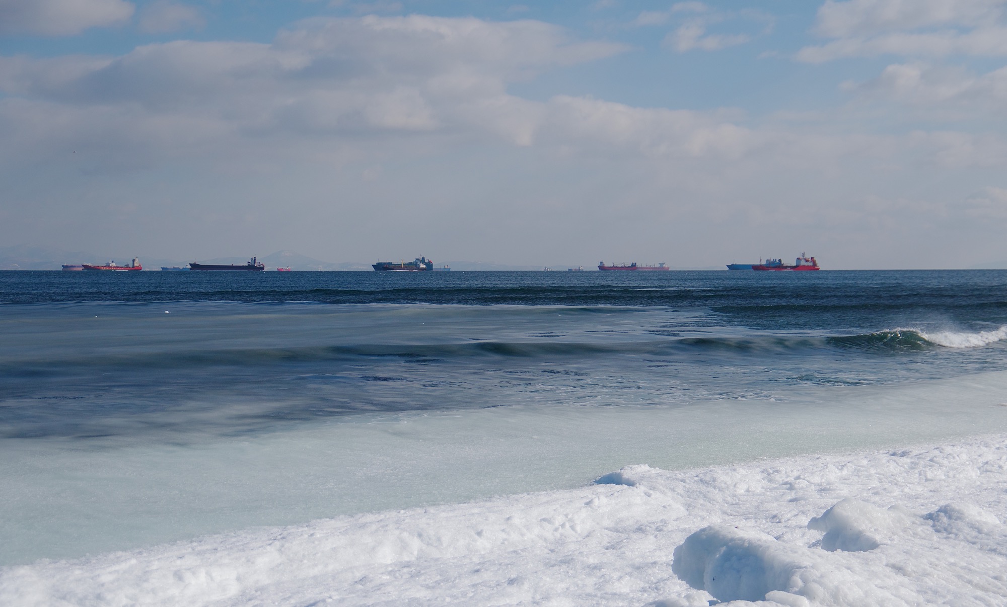 Январь и море