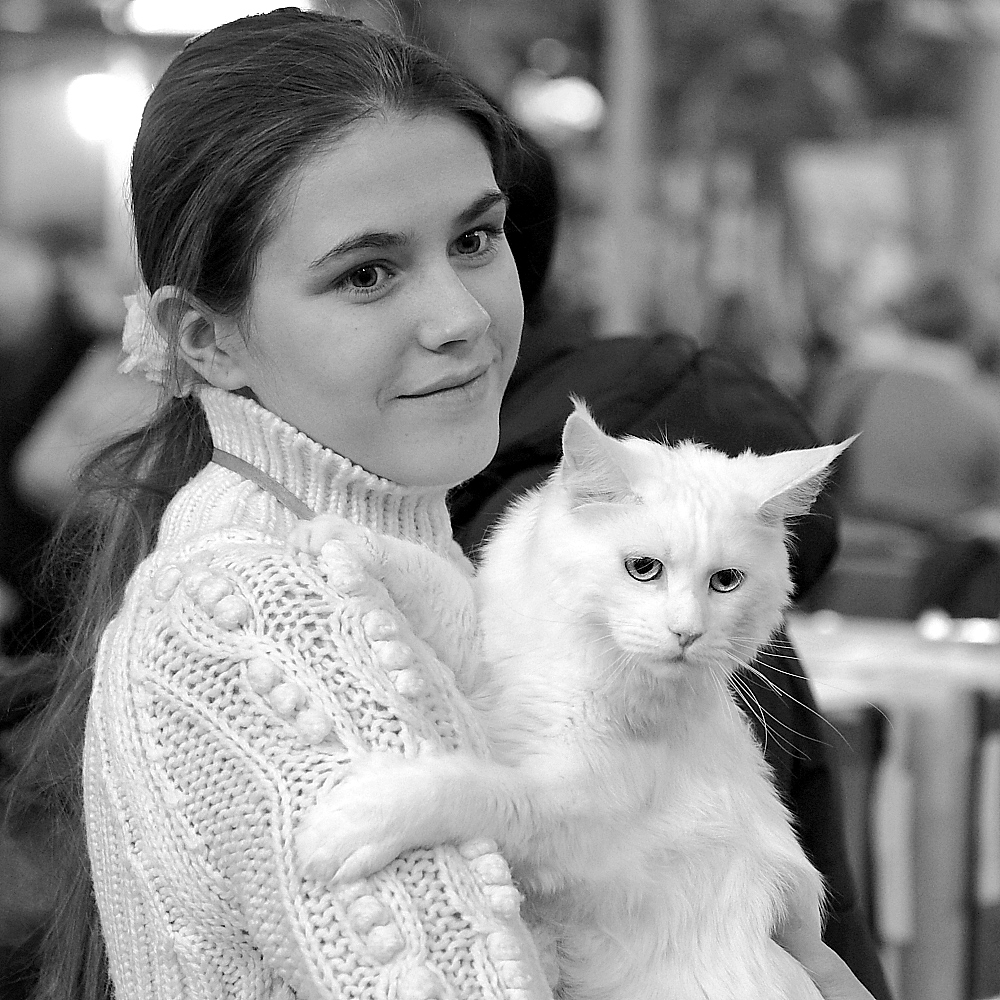 Девушка с котом