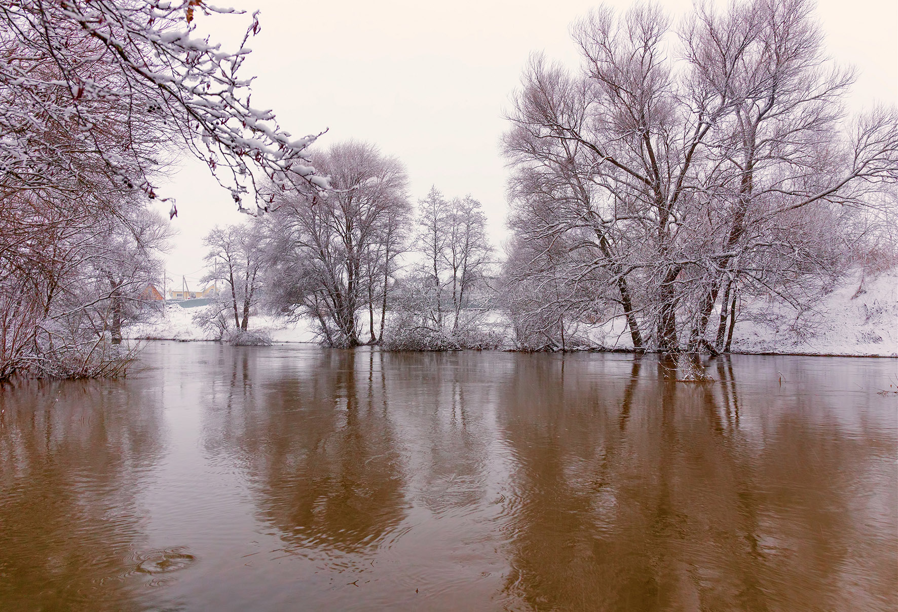 Река в разливе