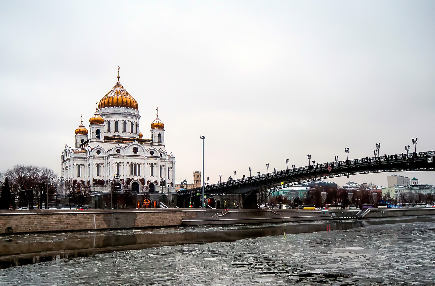 Храм Христа Спасителя. Вид с Якиманской набережной.
