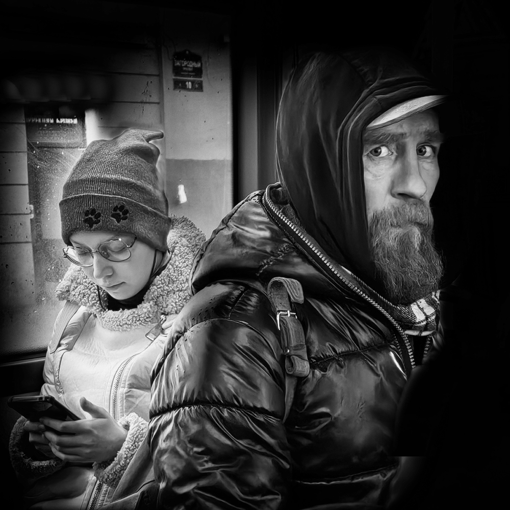 В троллейбусе.