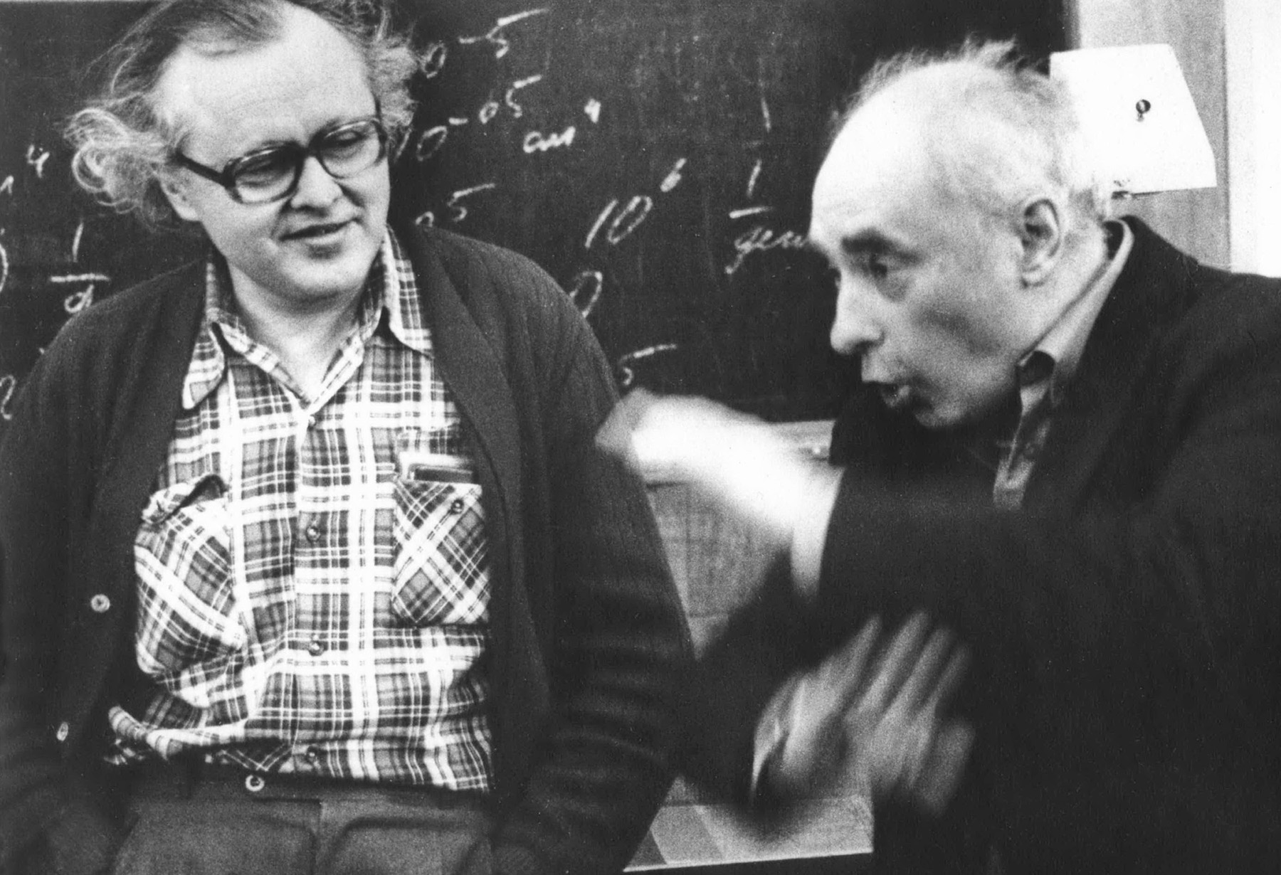 ДДискуссия на семинаре. Академик Л.М.Барков (справа) и членкорр В.А.Сидоров