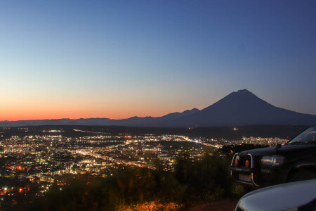 Красный закат в городе Вулканов.