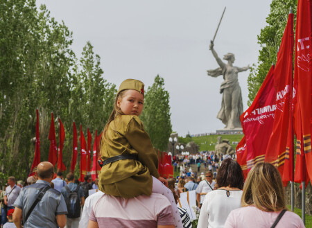 на плечах