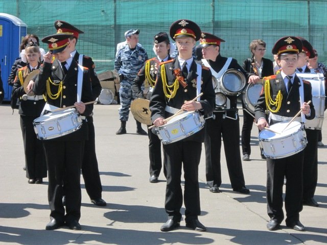 Светлый праздник -День Победы! В барабаны бьют кадеты