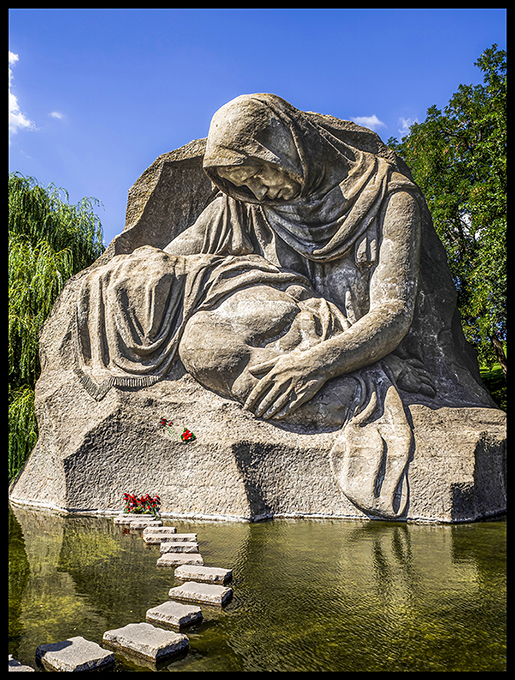 Скульптура "Скорбь матери". Мамаев курган. Сталинград.