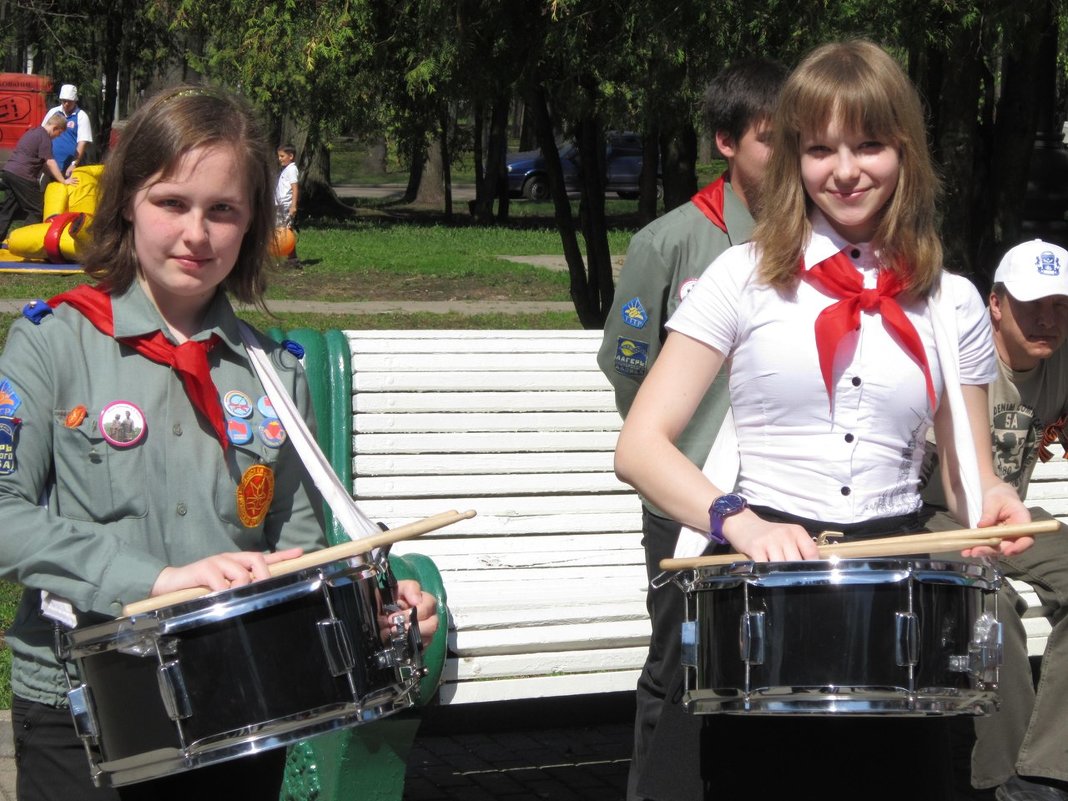 Две подружки-барабанщицы
