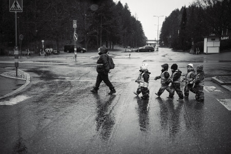 по ниточке.