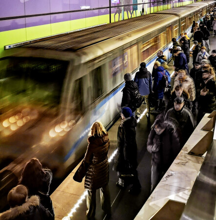 В метро...