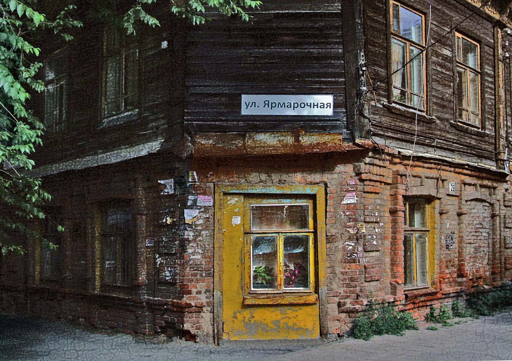 Купеческий дом с цветами в окне