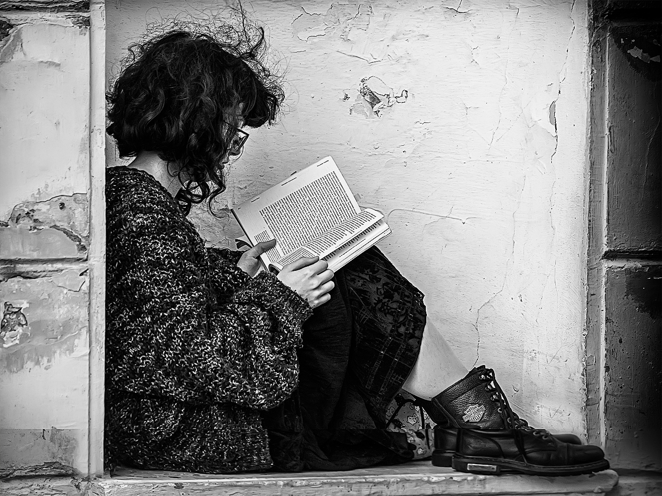 С книгой.