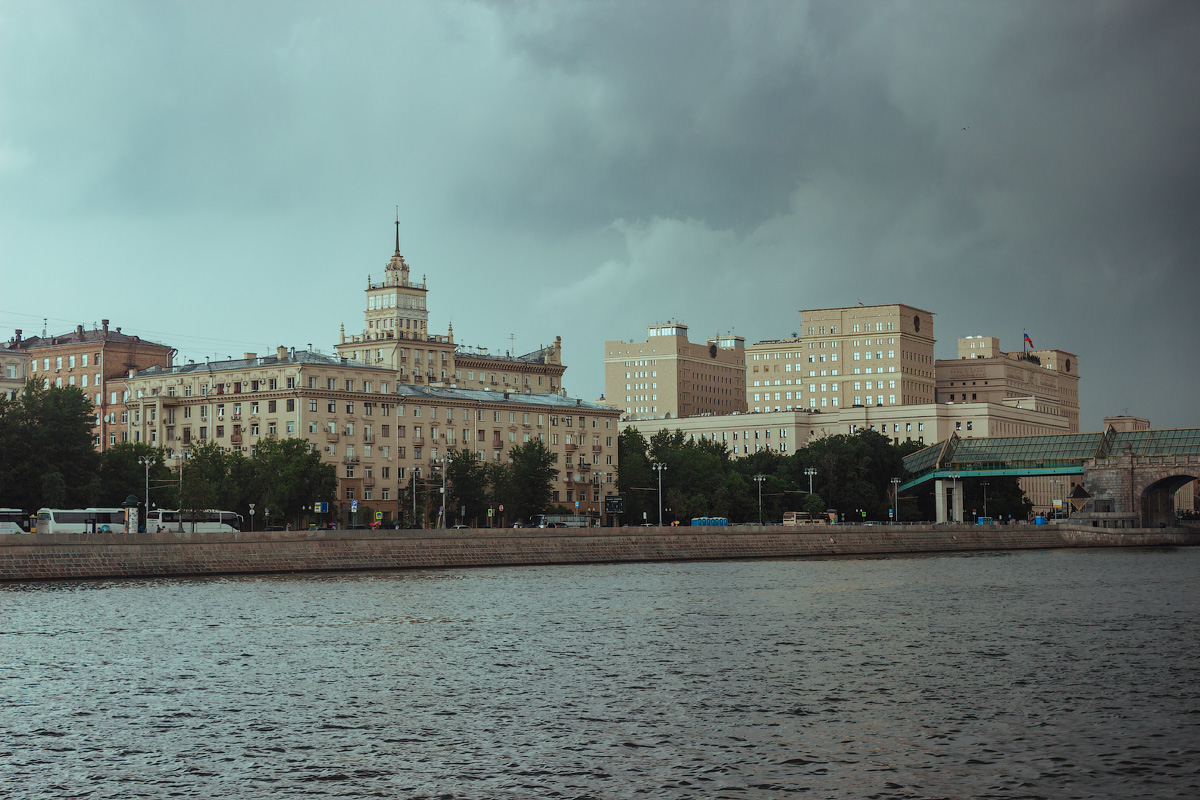 Фрунзенская набережная в Москве