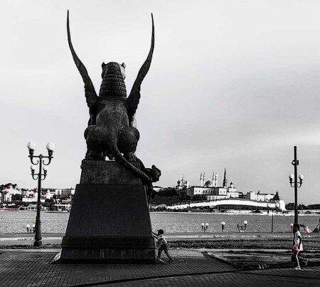 До Казанского кремля пару махов.
