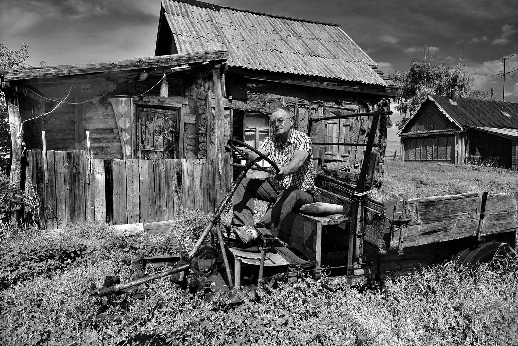 Сельская жизнь. Что-то не заводится... Только вчера на ходу был...