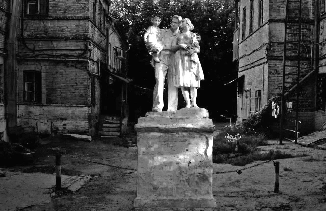 Памятник "Счастливая семья" в старом дворе