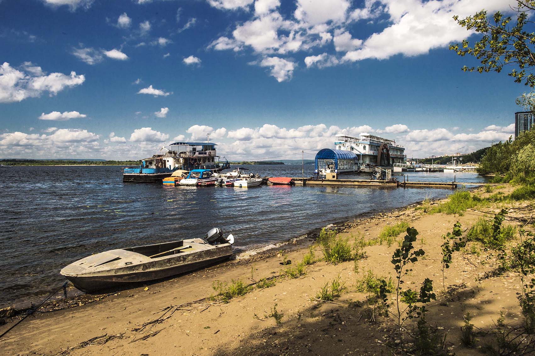 Лодка готова к путешествию по Волге
