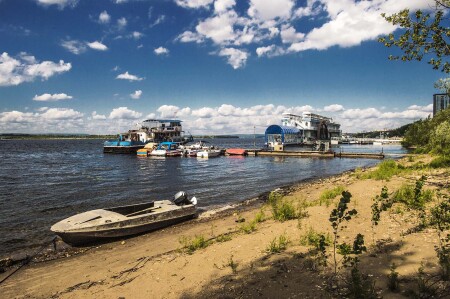 Лодка готова к путешествию по Волге