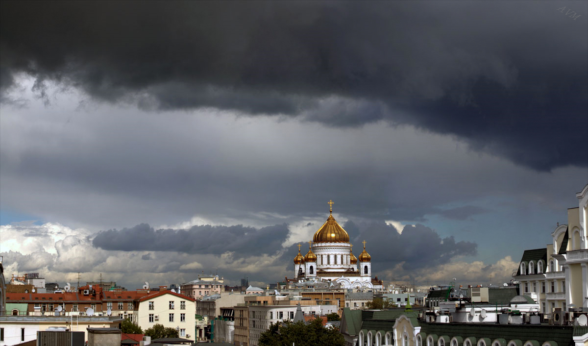 Тучи над городом встали...