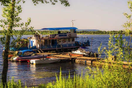 Старая пристань заросла бурьяном