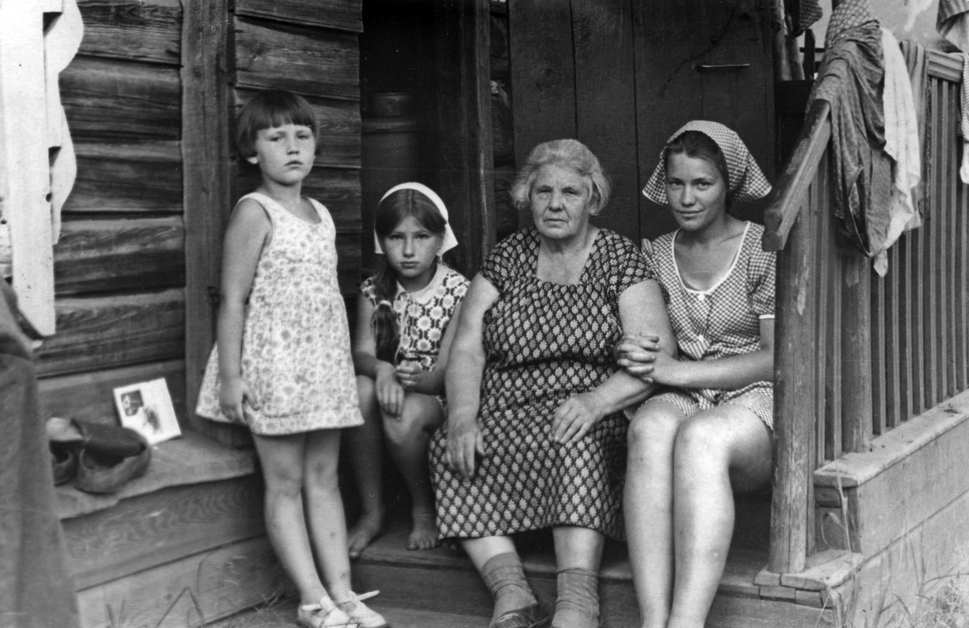 В гостях у бабушки. 1974 год.