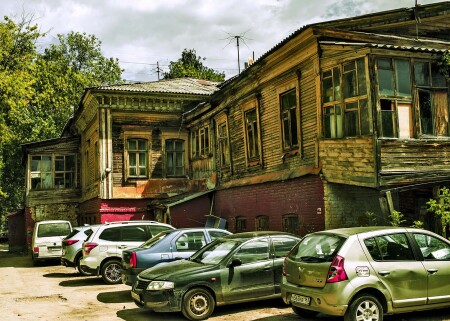 Стоянка у старого жилого дома