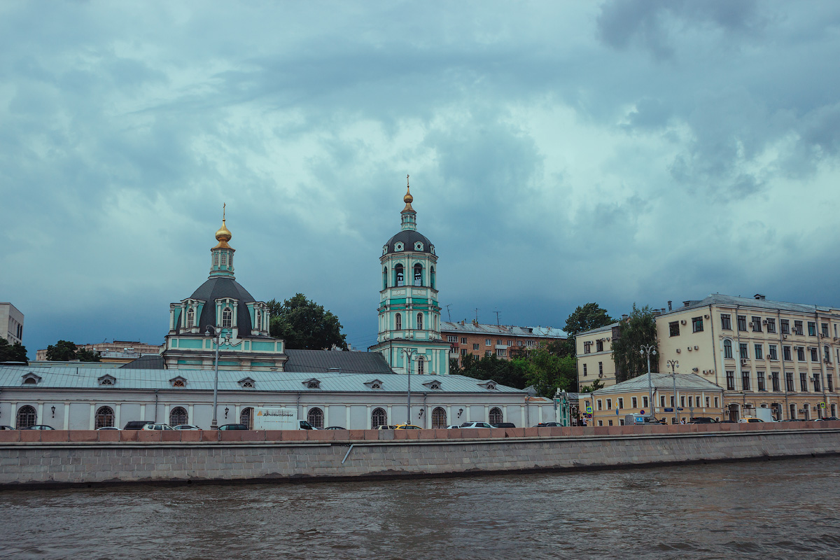 Никольская церковь на Раушской набережной в Москве