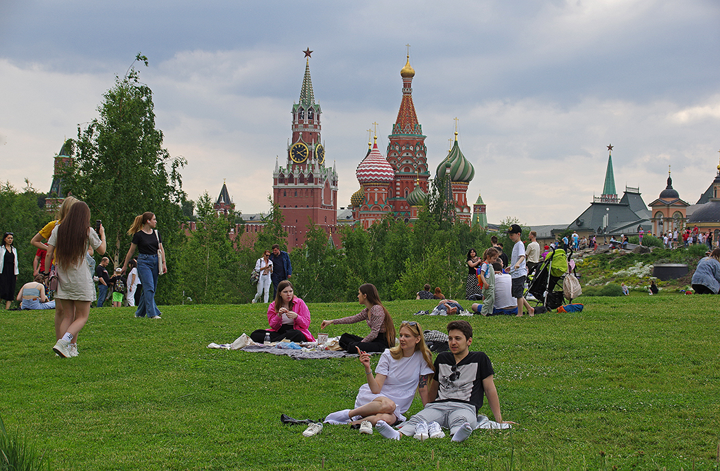 На лужайке