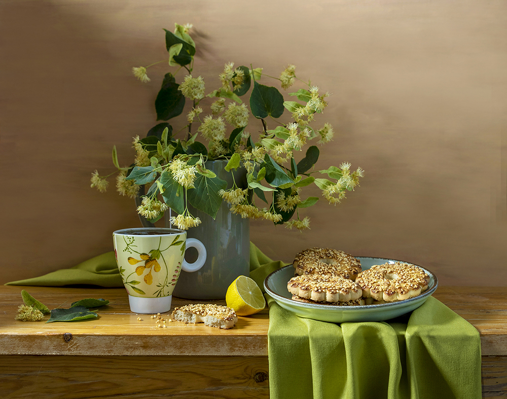 Чай с липой и коржиками
