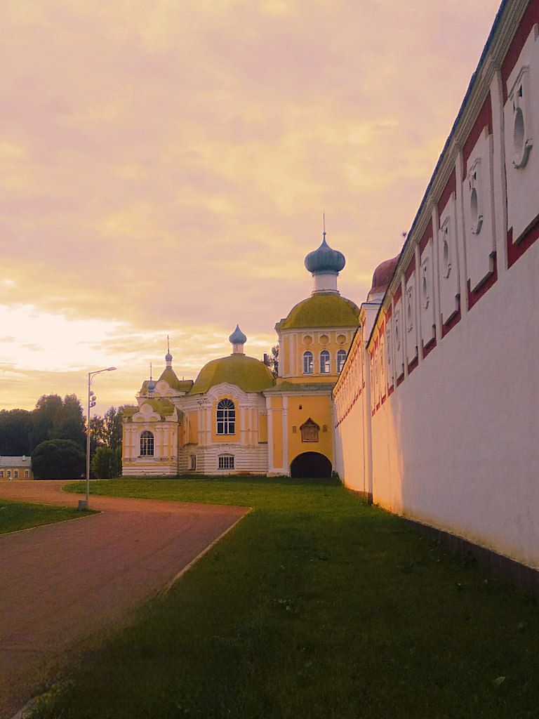 Вечер возле стен монастыря 