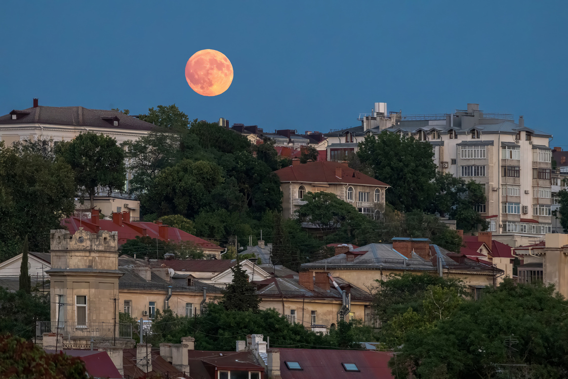 Луна над городом...