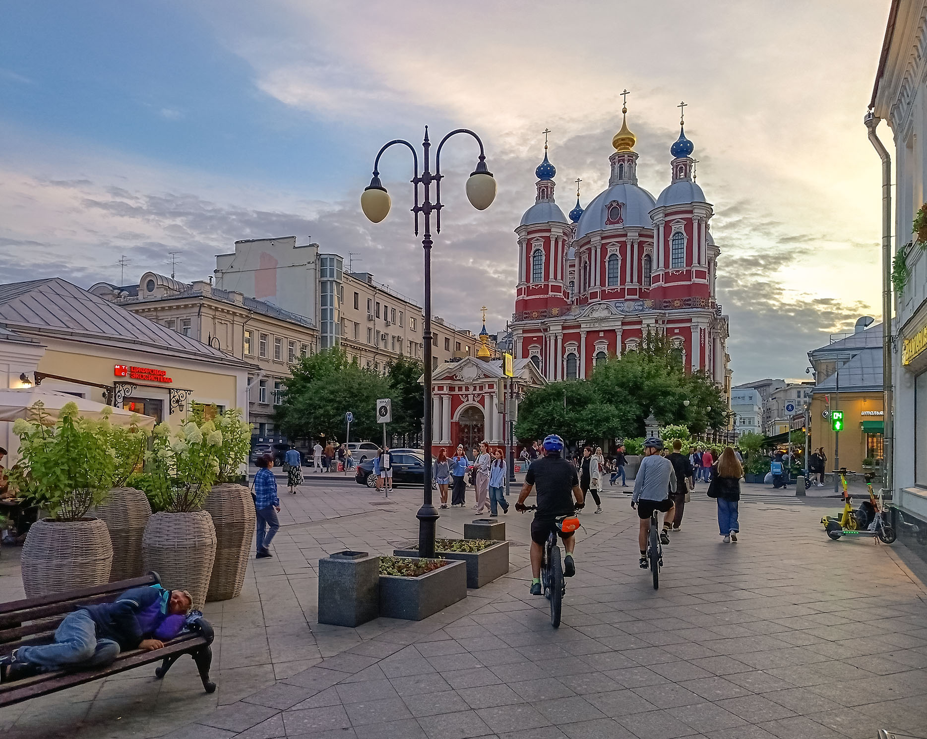 Жизнь течет.