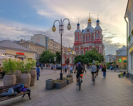 Жизнь течет.