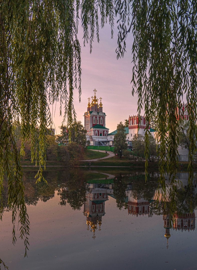 В первых лучах солнца. Новодевичий Ставропигиальный женский монастырь, Москва