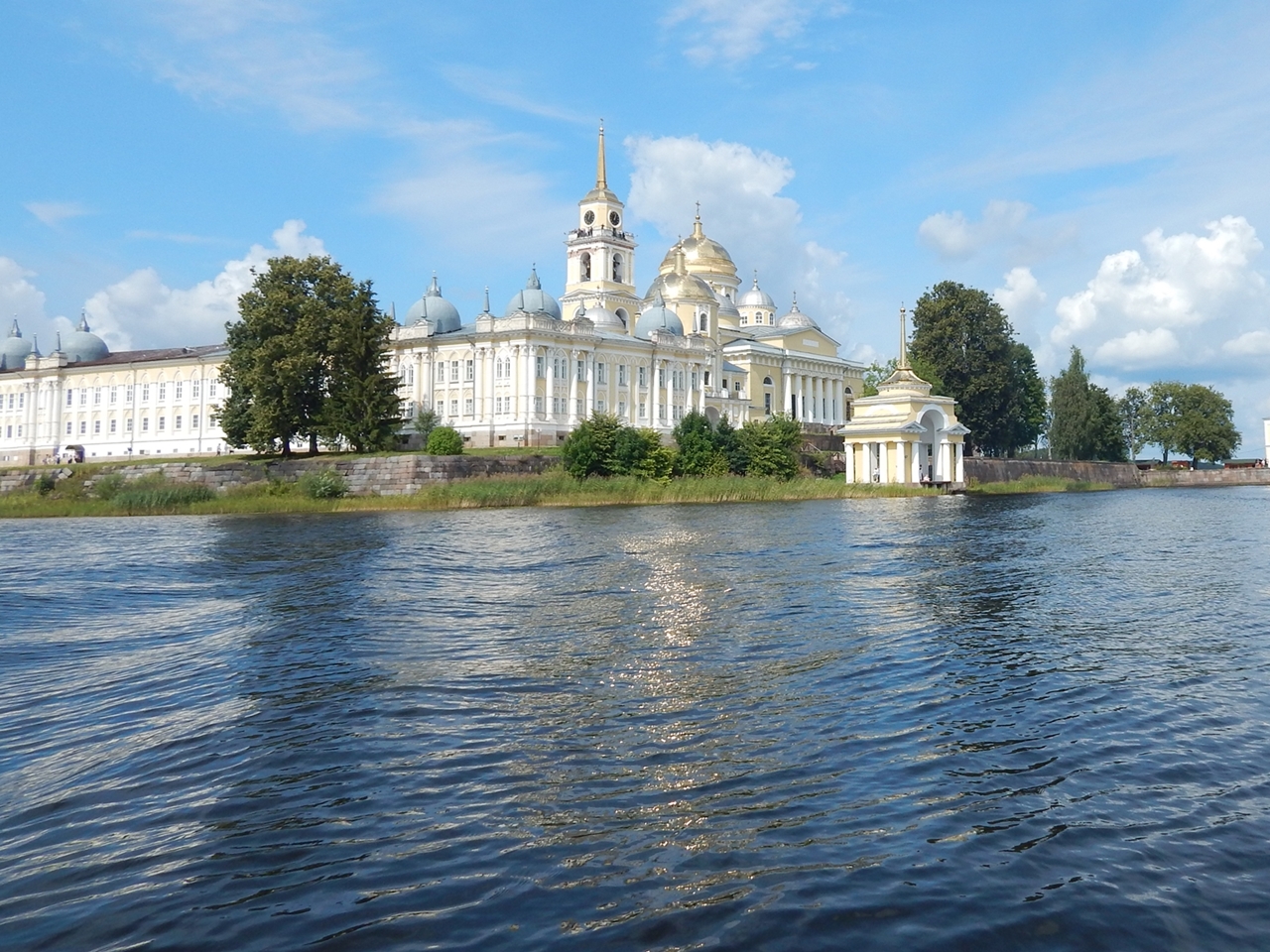 Нилова пустынь. Монастырь на озере Селигер