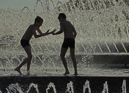 Мальчишки в фонтане