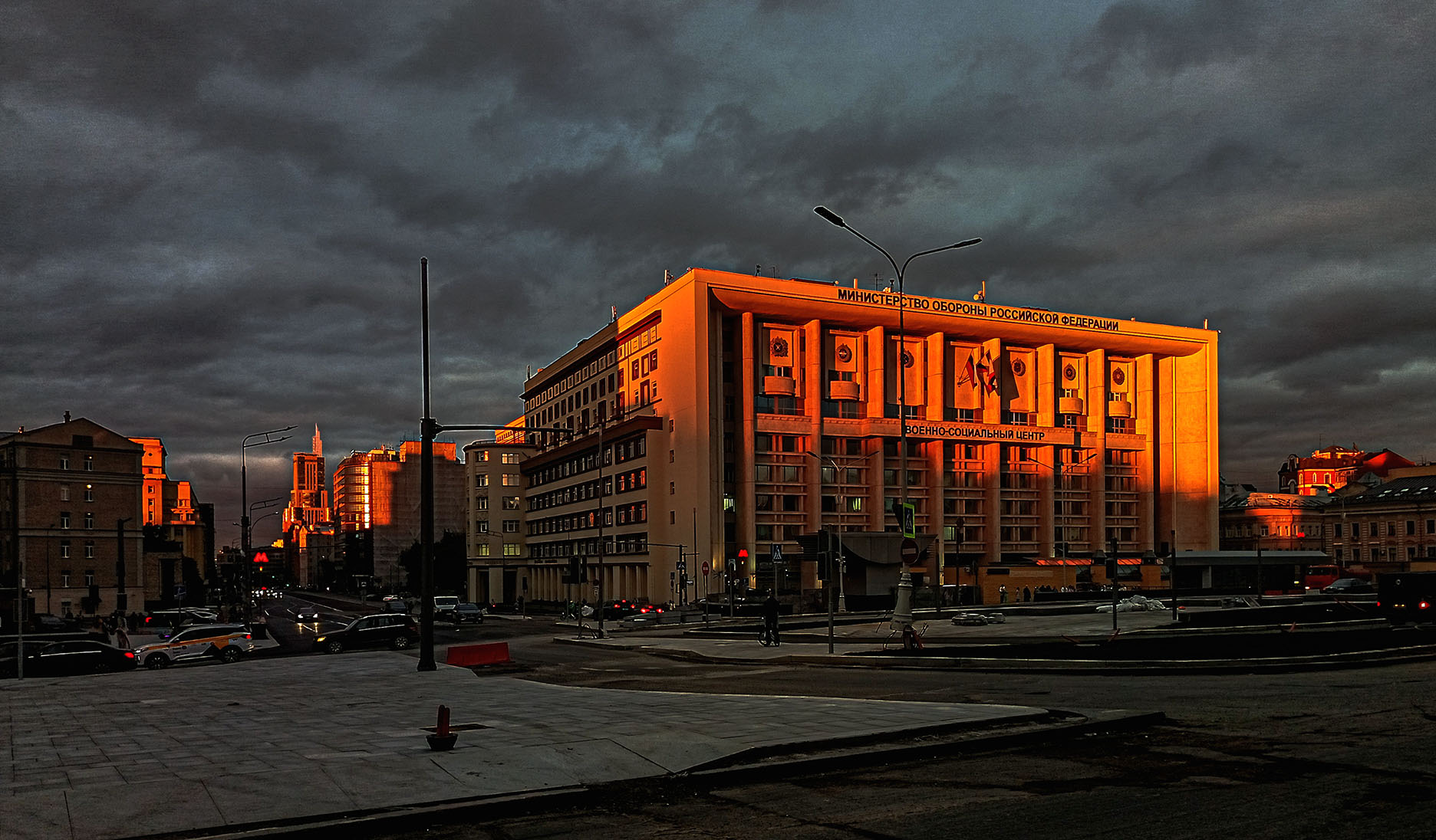 Закат солнца в городе.