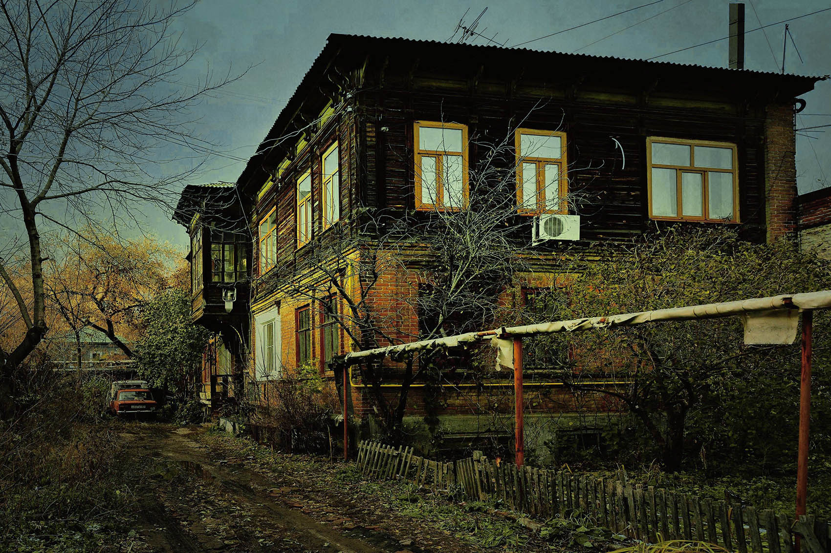 Старый дом с палисадником