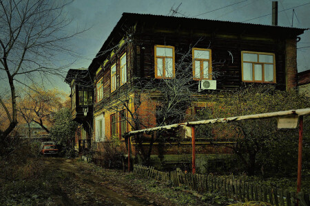 Старый дом с палисадником