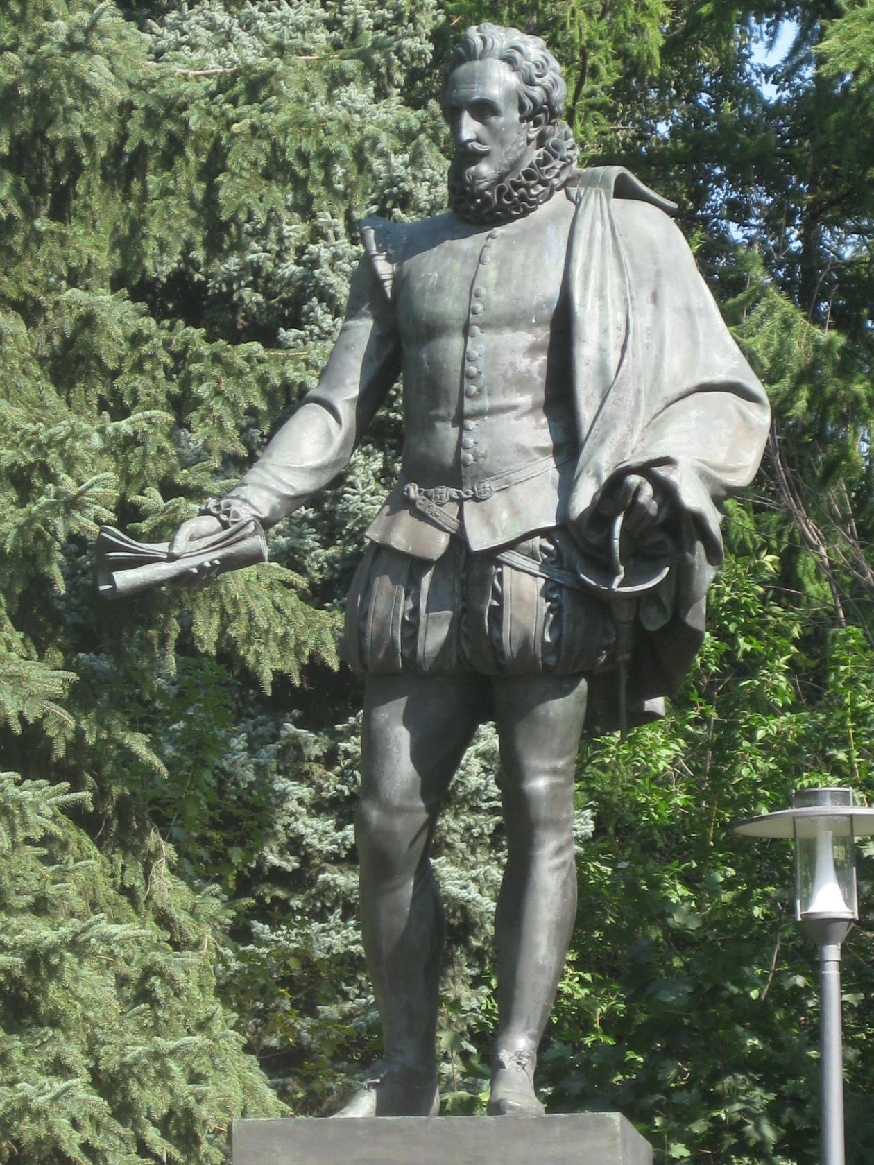Москва. Парк Дружбы. Памятник Сервантесу