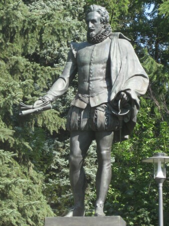 Москва. Парк Дружбы. Памятник Сервантесу