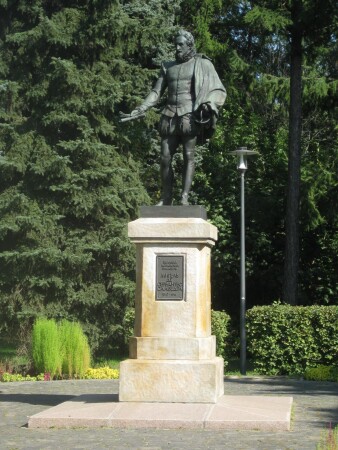 Москва. Парк Дружбы. Памятник Сервантесу