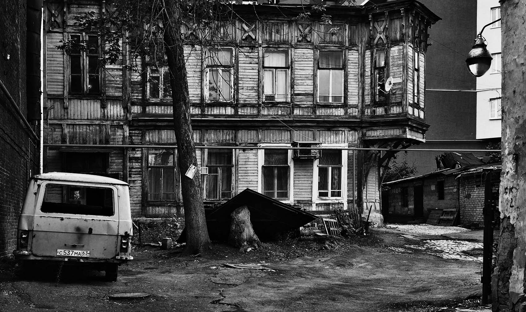 Дом с сараями и автомобилем...